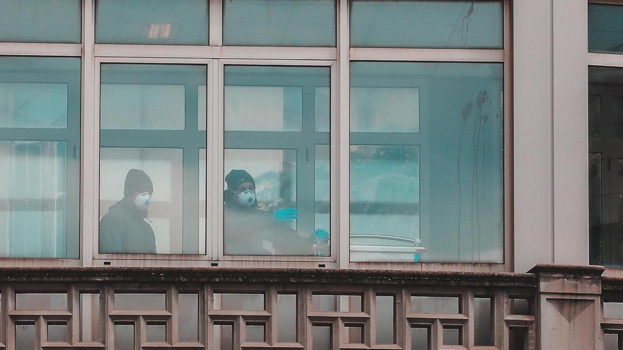 «Mascherine non certificate nel reparto Covid», maxi sequestro all'ospedale di Livorno: un indagato