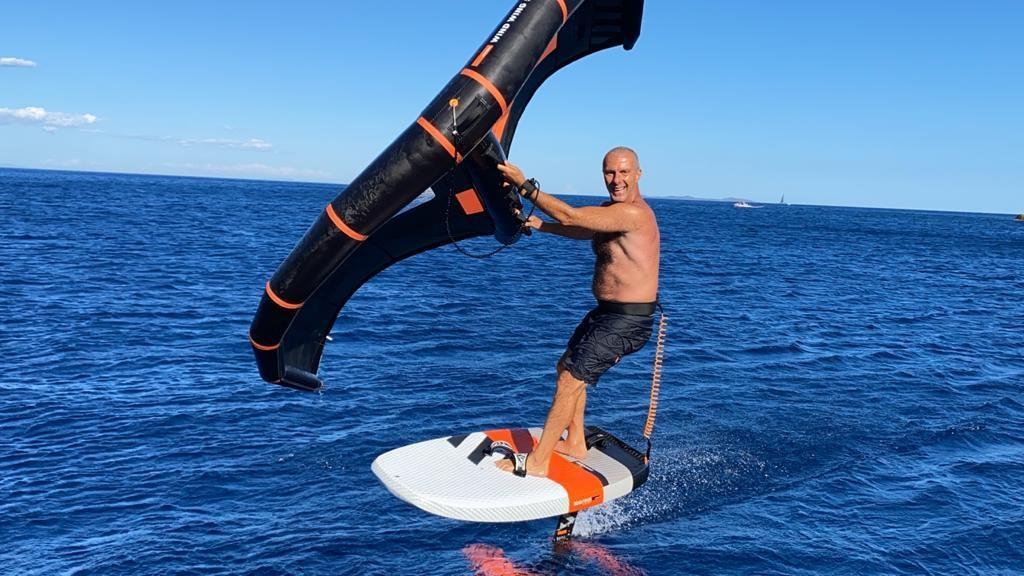 Oltre il surf, ora sulle onde si può volare: ecco il “windfoil”, l’ultima idea di Rrd 