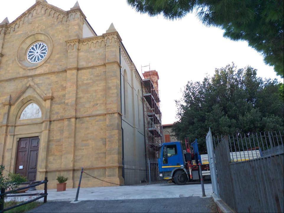 Installati i ponteggi dentro e fuori la chiesa