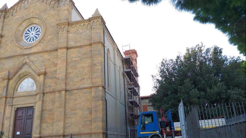 Installati i ponteggi dentro e fuori la chiesa