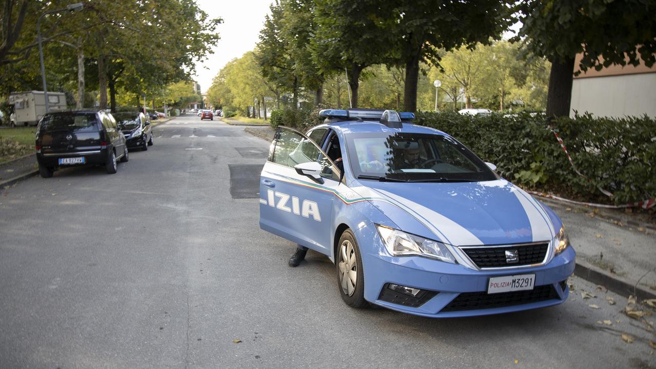 Modena, dramma in via Tignale: uomo si dà fuoco
