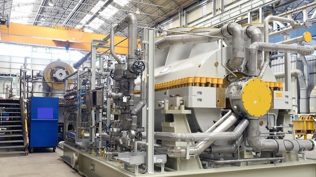 Una super commessa per Baker Hughes. Quattro “mega-treni” assemblati a Massa