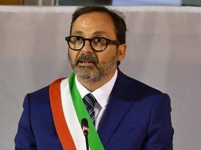 Il sindaco di Massa sulle mascherine: «Ora arriva un periodo difficile, non si può abbassare la guardia» 