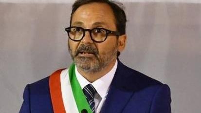 Il sindaco di Massa sulle mascherine: «Ora arriva un periodo difficile, non si può abbassare la guardia»
