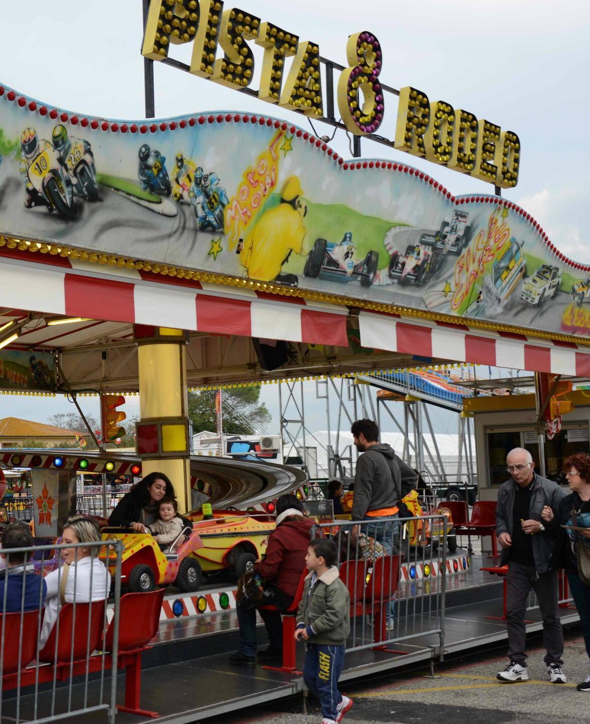 Il Luna Park nella piazza del Mercato a Pontedera  (archivio)