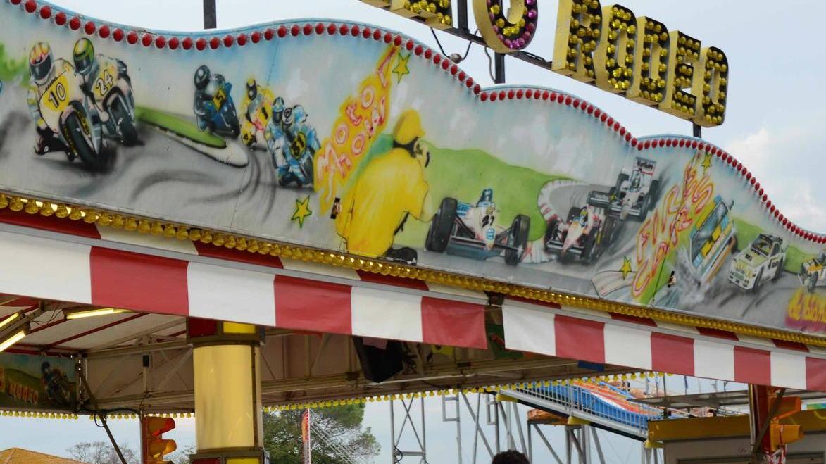 Il Luna Park nella piazza del Mercato a Pontedera (archivio)