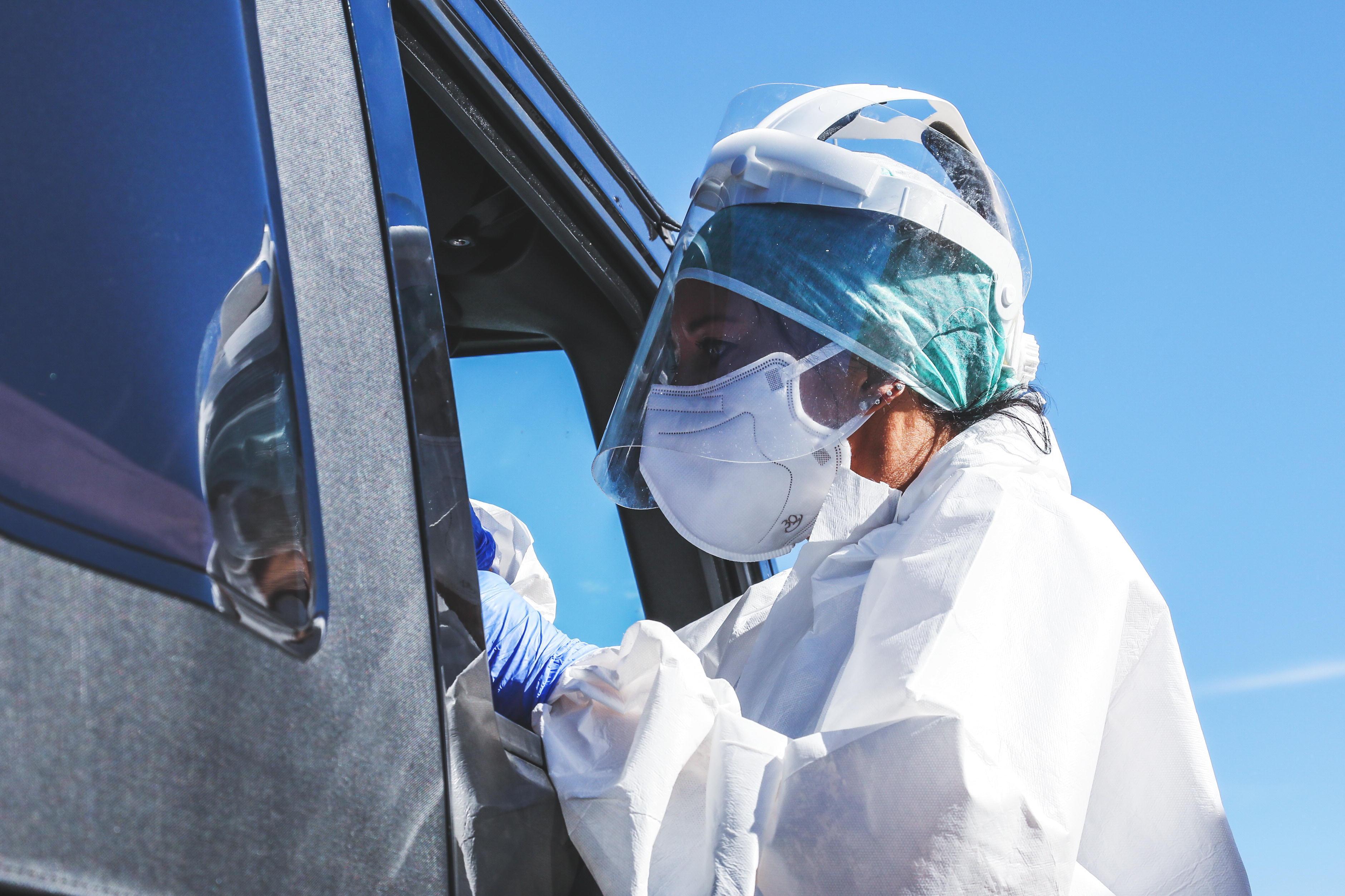 Un operatore mentre effettua un tampone