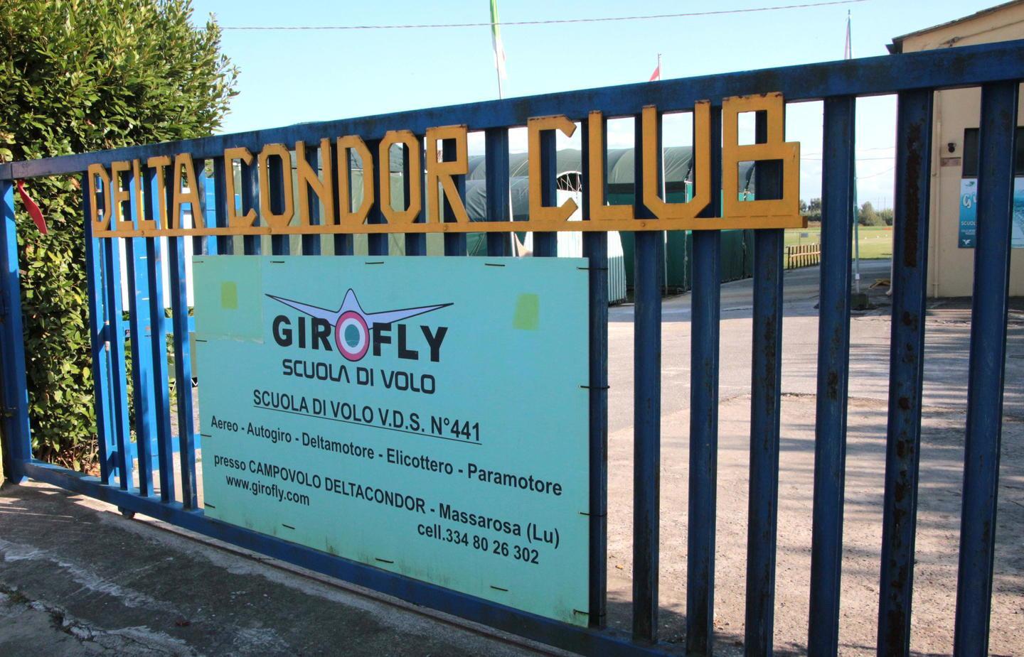 Aereo leggero si schianta sul lago di Massaciuccoli, equipaggio salvo 