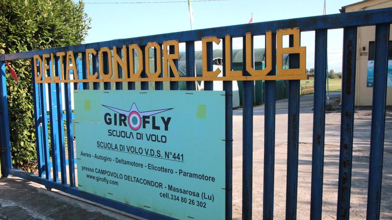 Aereo leggero si schianta sul lago di Massaciuccoli, equipaggio salvo