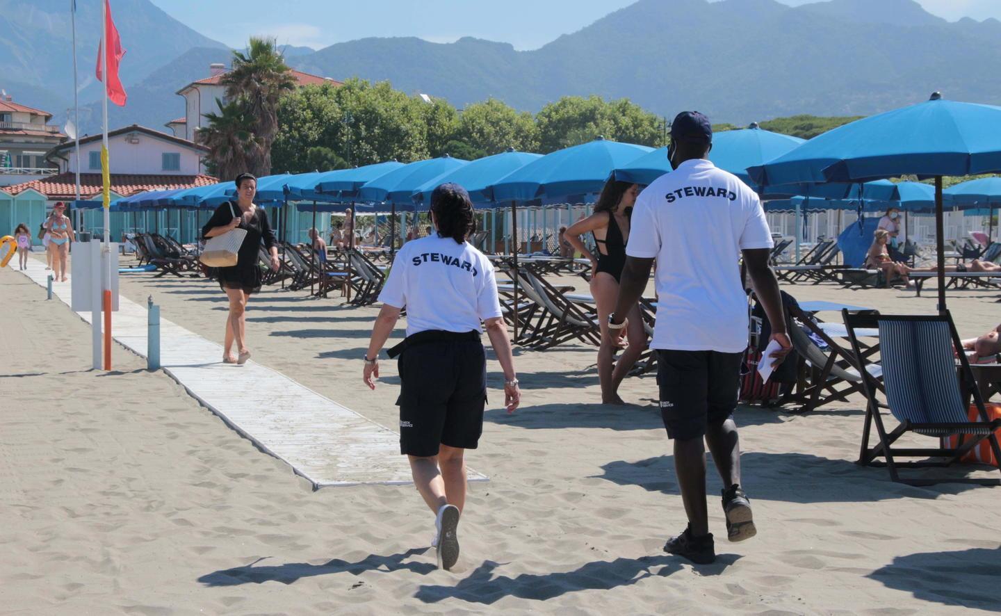Promossi gli steward sulla spiaggia: il servizio anti-covid ha funzionato bene