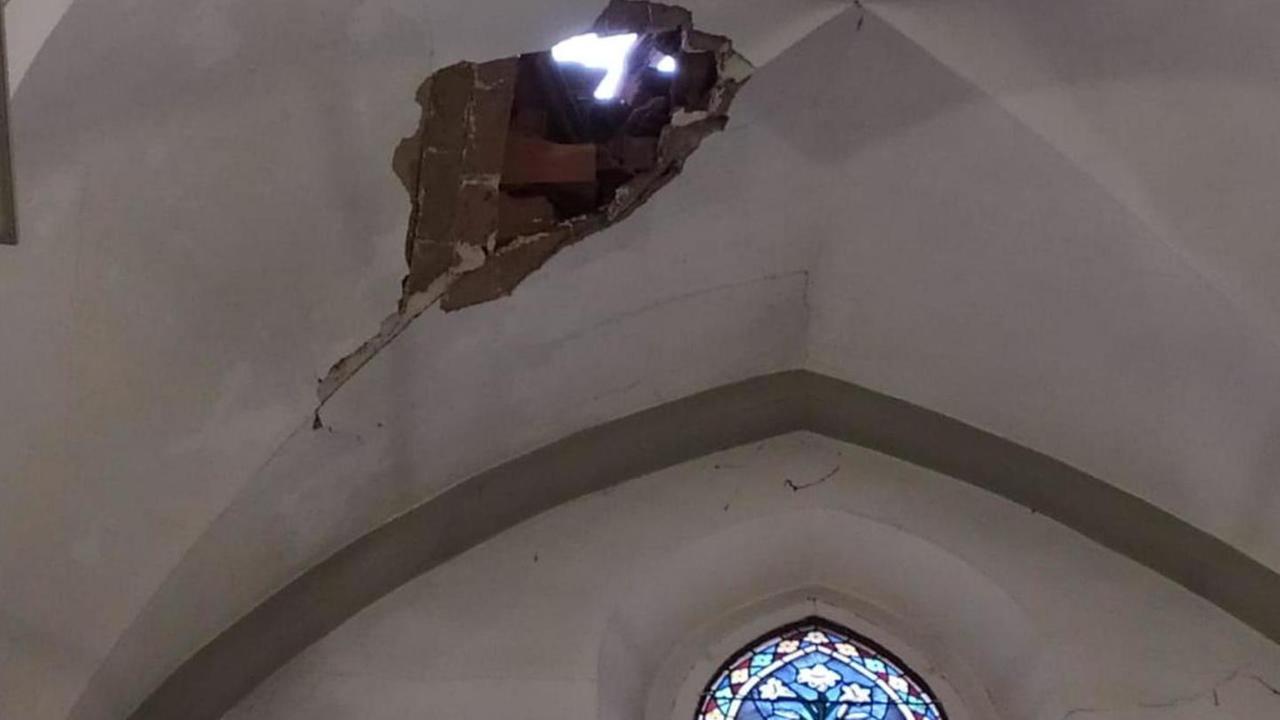 Immacolata, lavori sui ponteggi per riparare il buco sul tetto