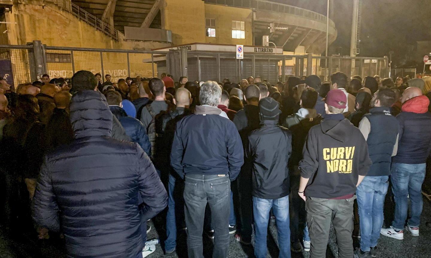 «Meglio fallire che finire in mano a questi qui» Il grido di trecento tifosi davanti allo stadio 