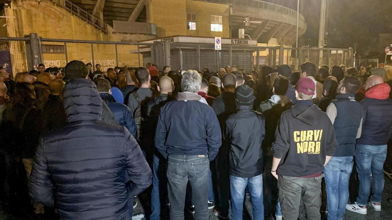 «Meglio fallire che finire in mano a questi qui» Il grido di trecento tifosi davanti allo stadio