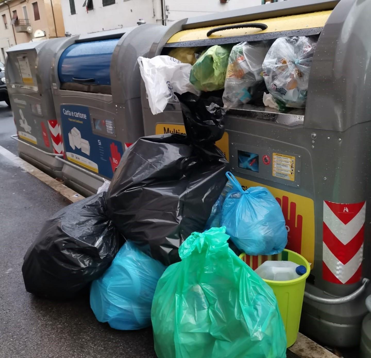 In via Unione Sovietica spazzatura sulla strada «Manca senso civico»