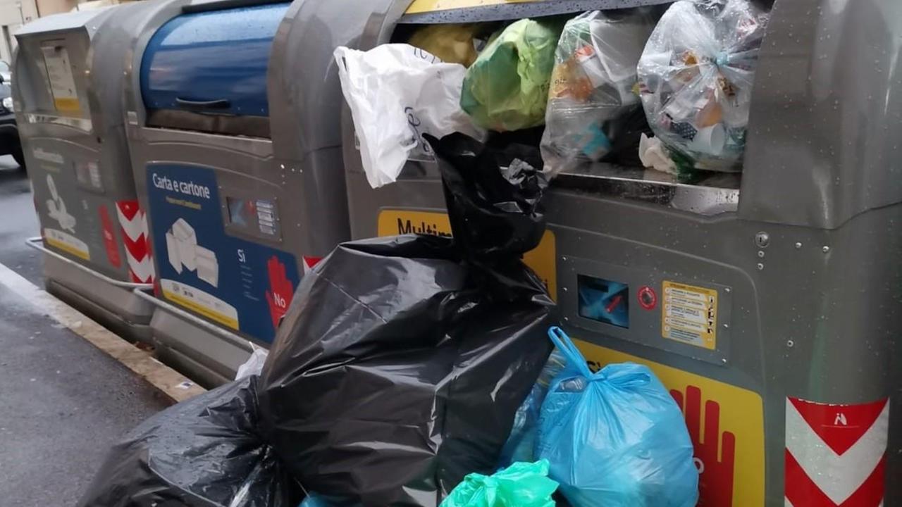 In via Unione Sovietica spazzatura sulla strada «Manca senso civico»