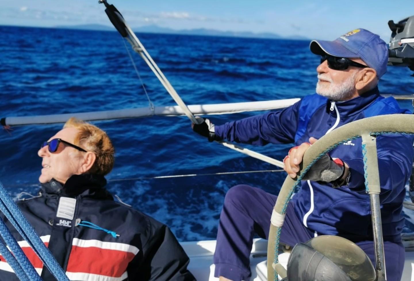 Il giro d’Italia a vela Mario, 91 anni, fa rotta sull’Argentario