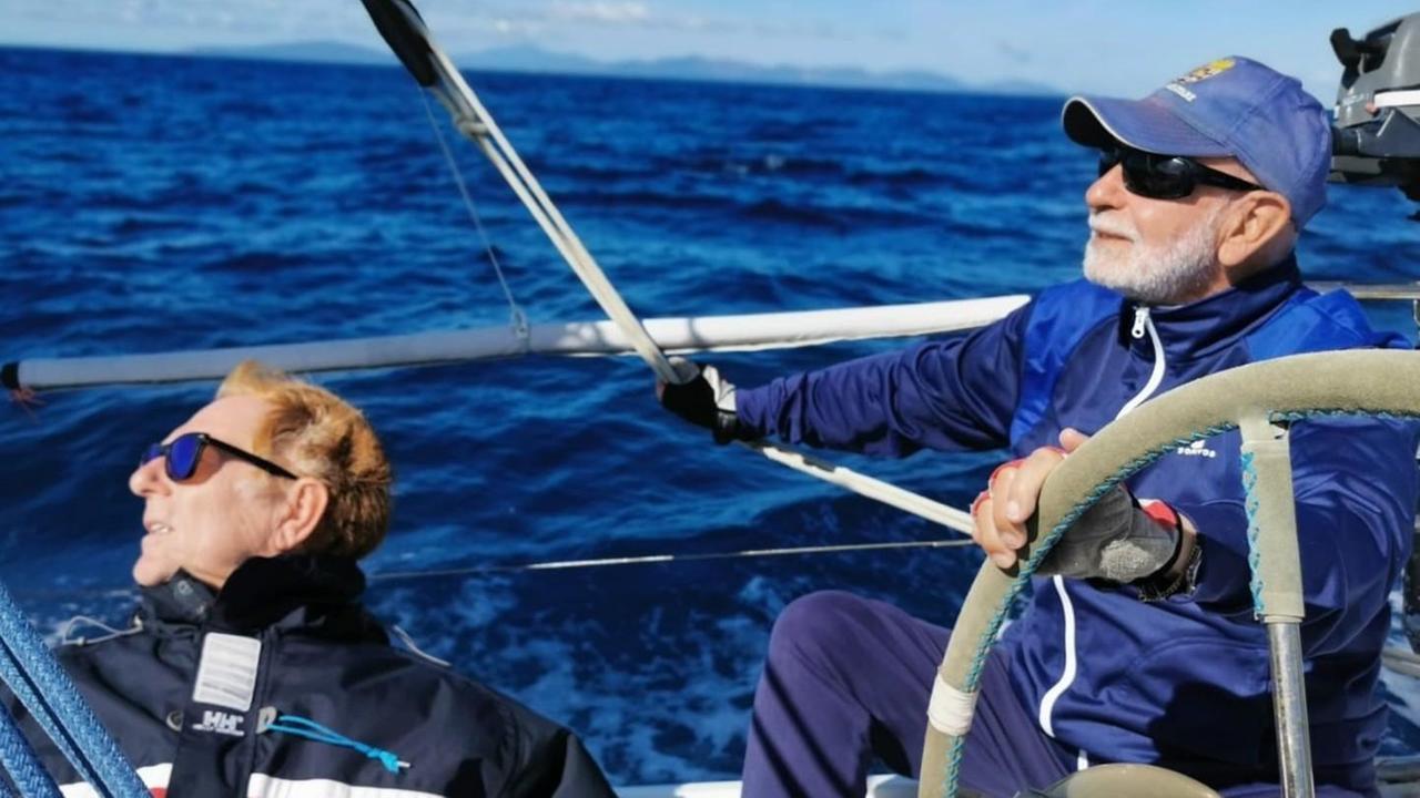 Il giro d’Italia a vela Mario, 91 anni, fa rotta sull’Argentario