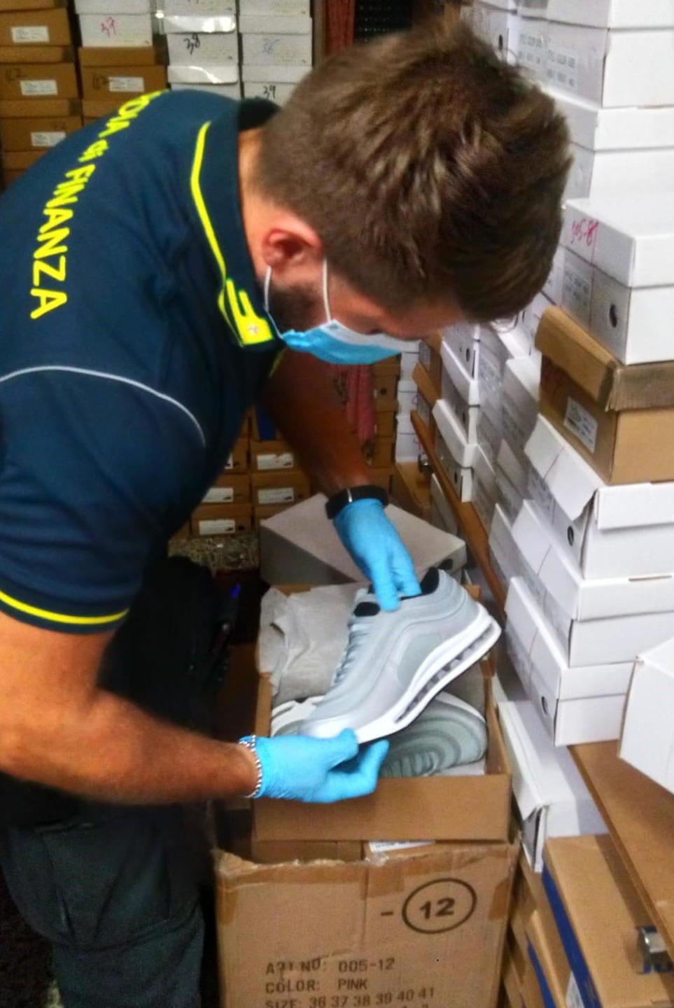 Scarpe e griffe posticce per mascherare i falsi