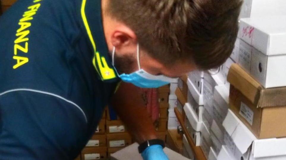 Scarpe e griffe posticce per mascherare i falsi
