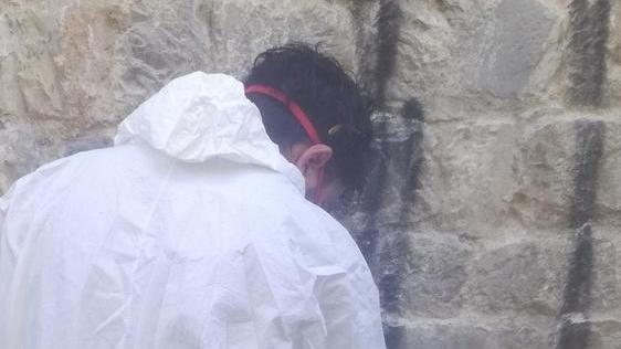 Rimozione sulle mura delle scritte vandaliche