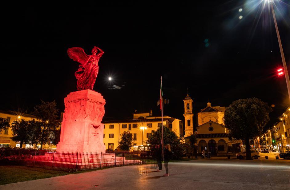 La statua di piazza della Vittoria si tinge di rosa