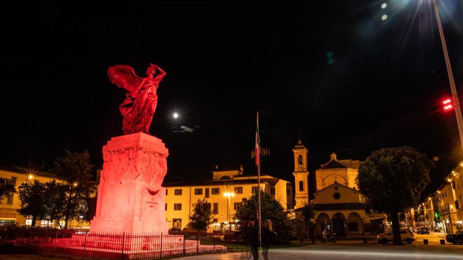 La statua di piazza della Vittoria si tinge di rosa