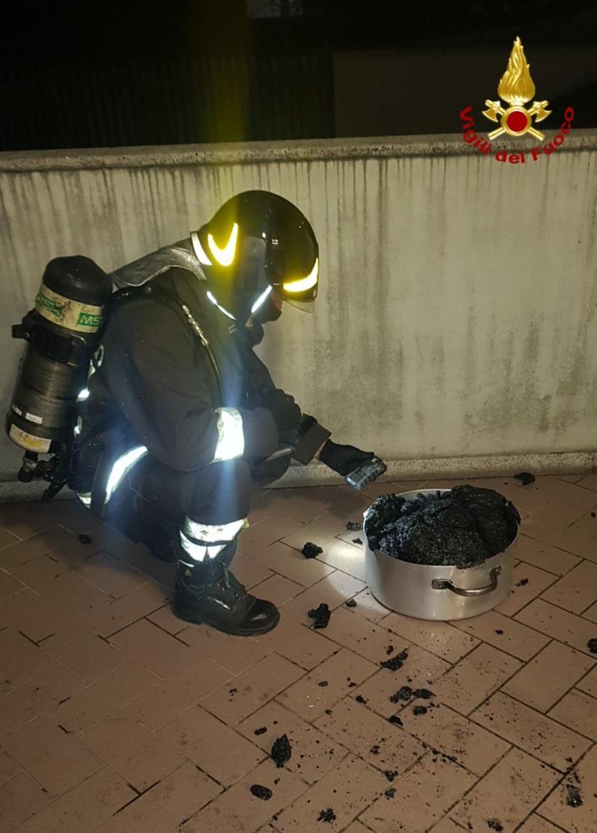 Olbia, il fumo invade i corridoi dell'albergo: panico tra i clienti