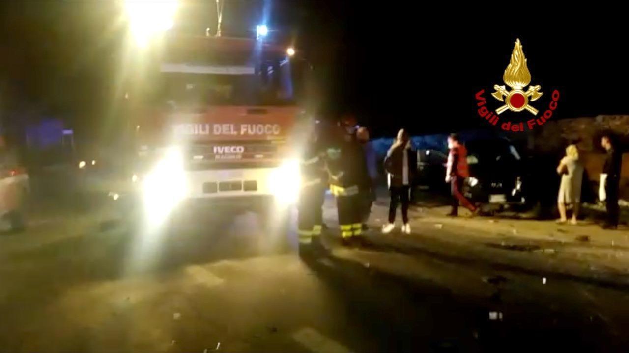 Arzachena, scontro frontale tra due auto: gravi i due conducenti