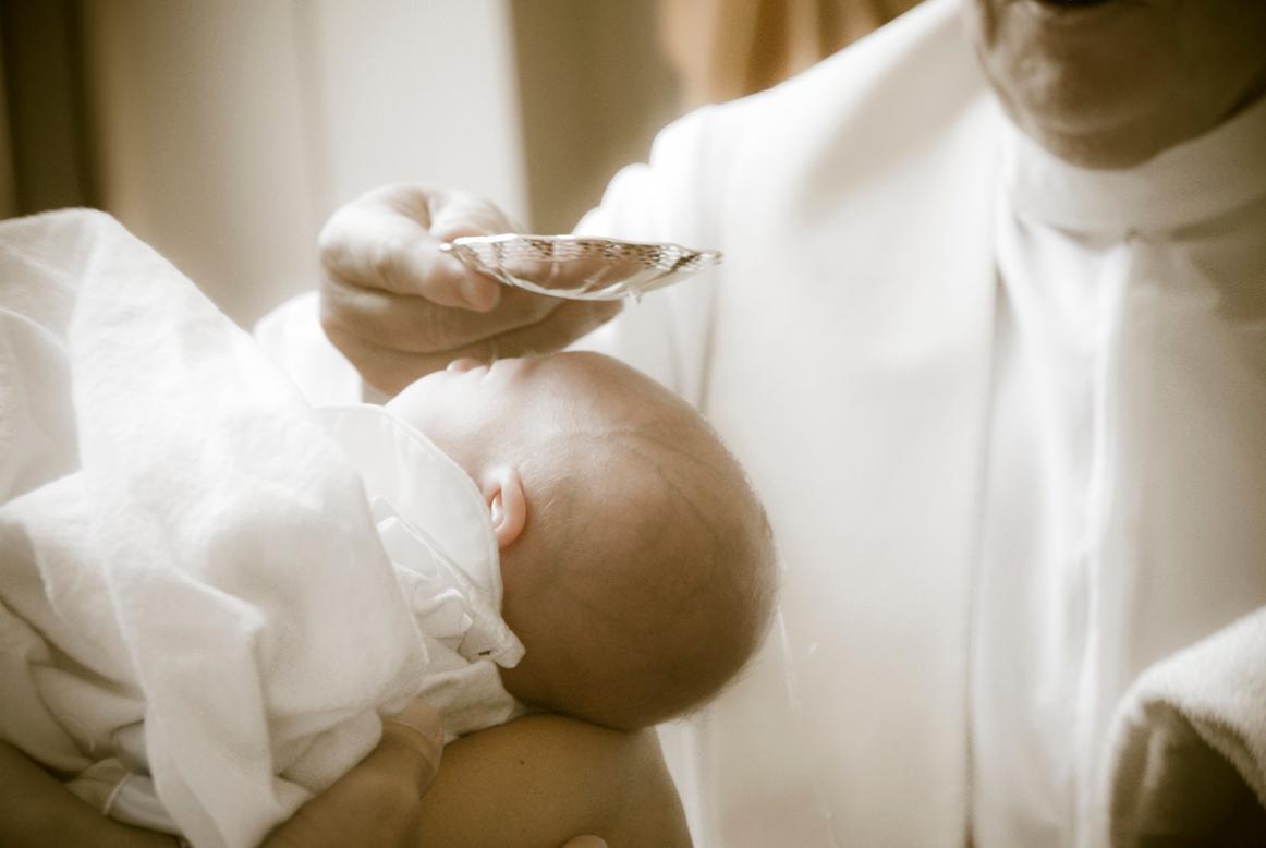 Pugni e calci al battesimo: quattro condanne per lesioni