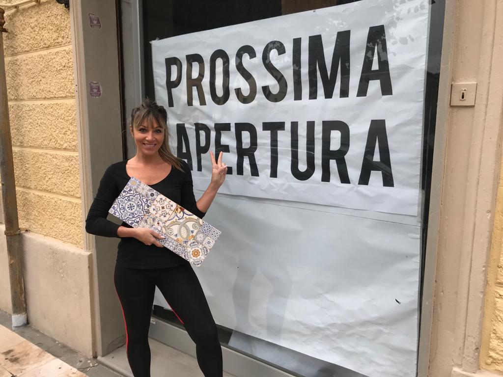 Chiara Baldanzi di fronte al fondo di piazza Carducci