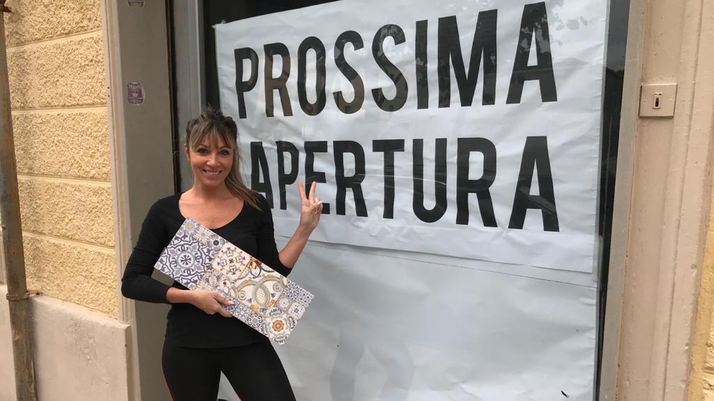 Chiara Baldanzi di fronte al fondo di piazza Carducci
