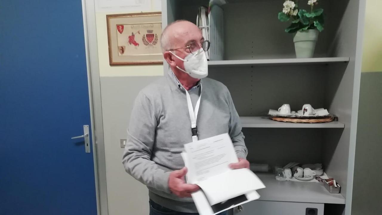 Il preside Daniele Santagati con le mail inviate all'Asl