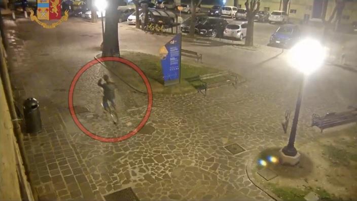 Modena. Aggressioni, coltellate e fughe in auto: preso il rapinatore seriale 