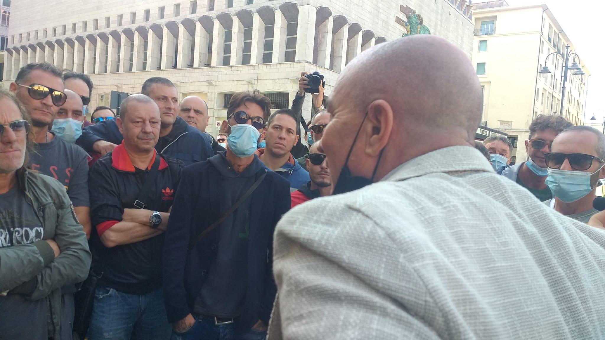 Livorno, nessuno dei soci si presenta dal sindaco. I tifosi: "Questa gente non la vogliamo"