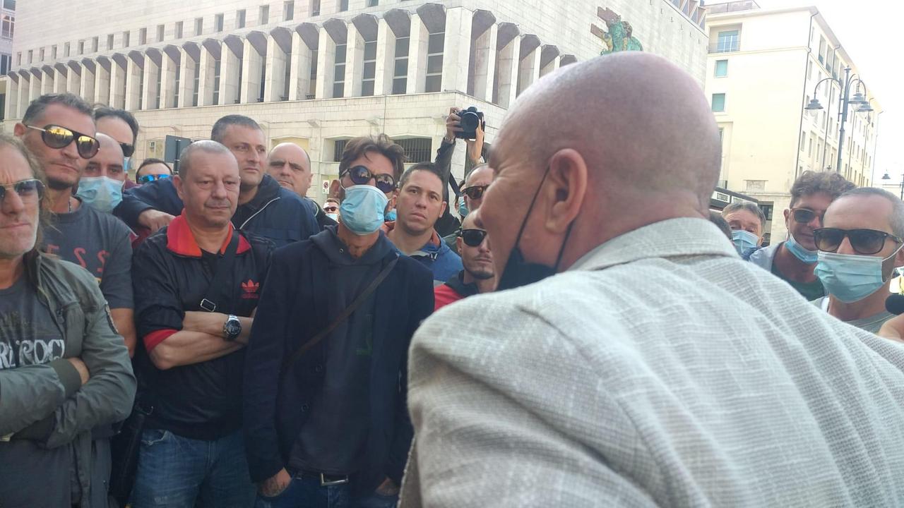 Livorno, nessuno dei soci si presenta dal sindaco. I tifosi: "Questa gente non la vogliamo"