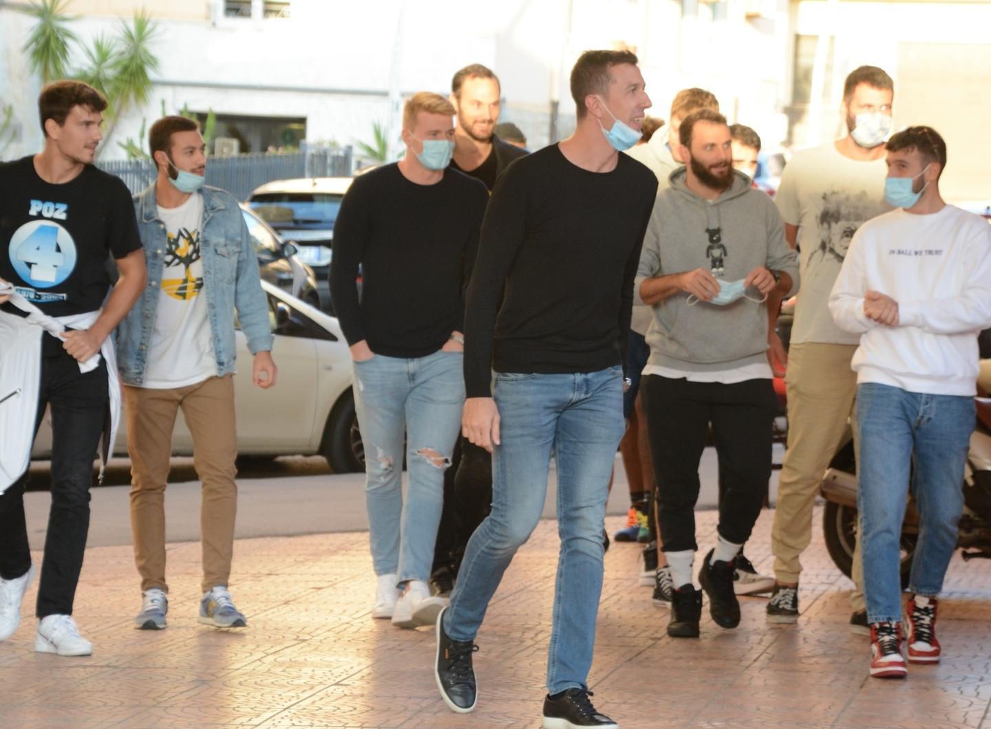 I giocatori della Dinamo alla presentazione del libro di Pozzecco