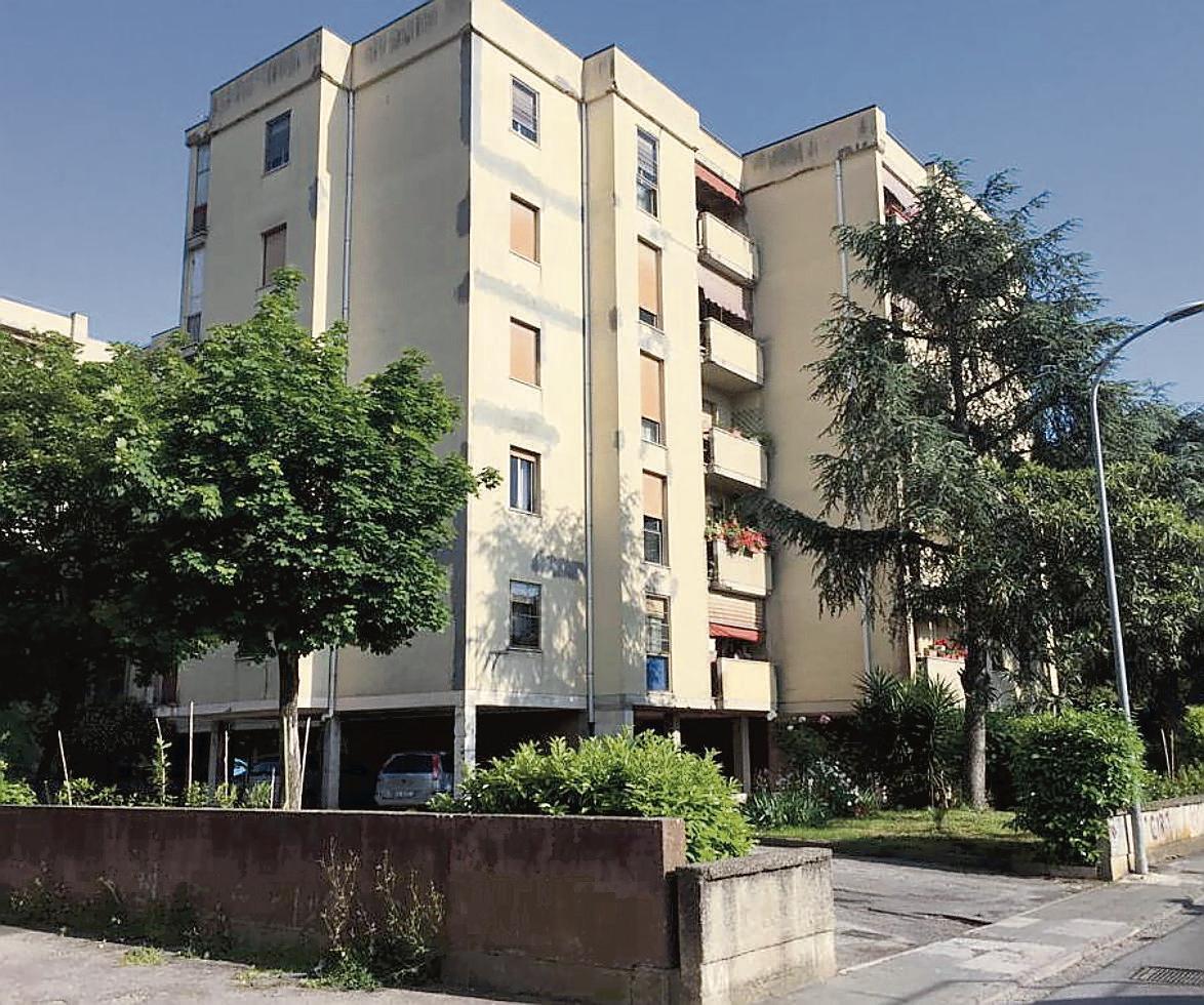 Un edificio di alloggi popolari in città