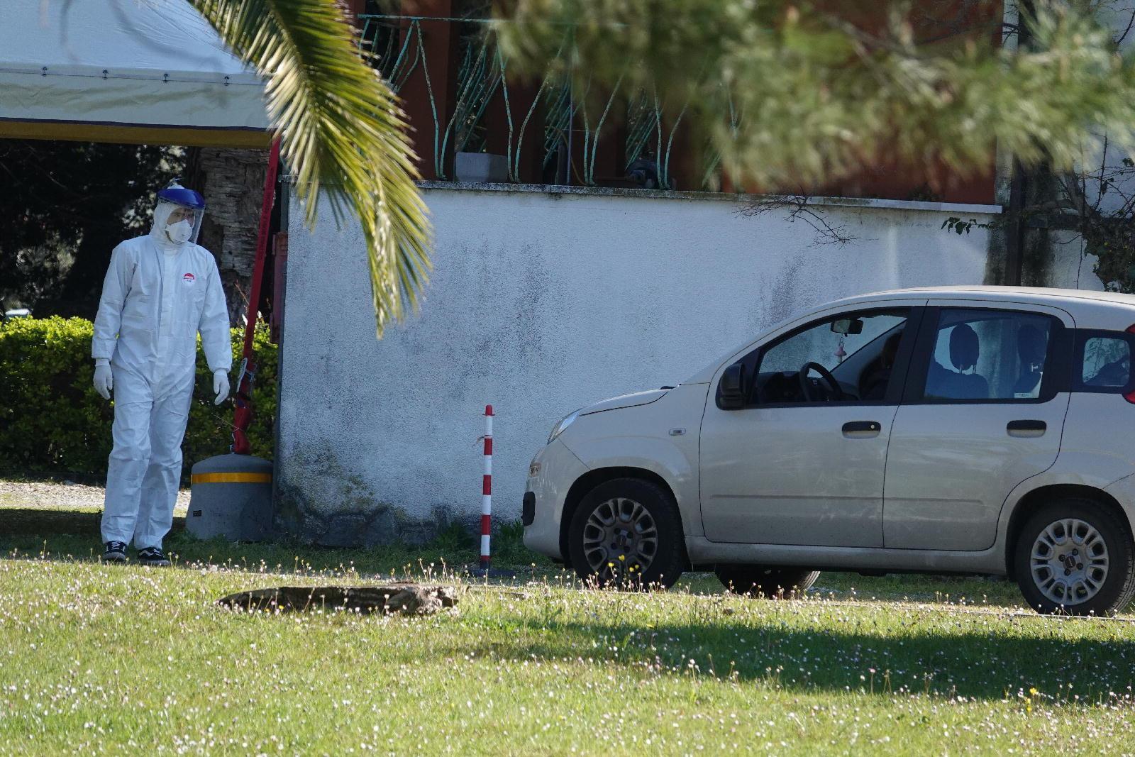 Non può andare a scuola da una settimana perché il tampone è in ritardo