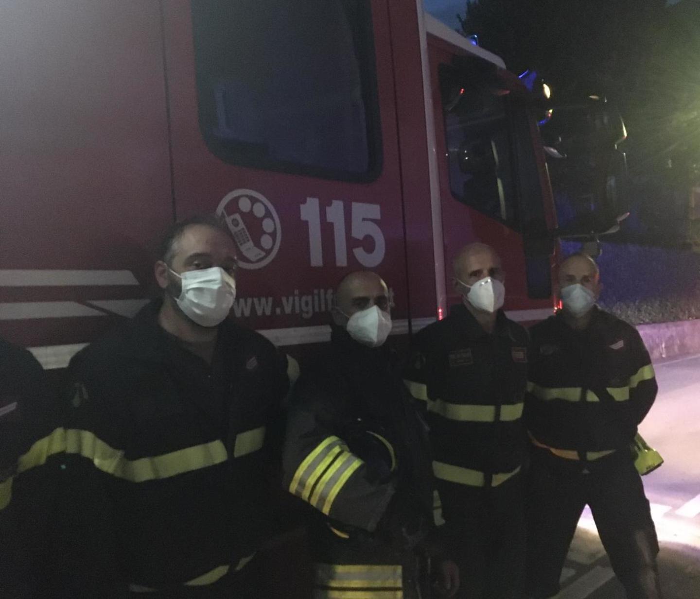 Vigili del fuoco e volontari salvano il micio investito 