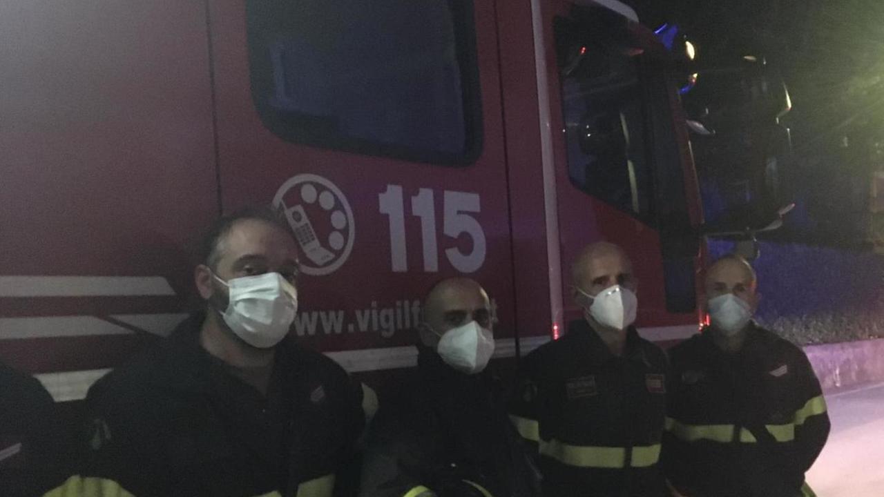 Vigili del fuoco e volontari salvano il micio investito