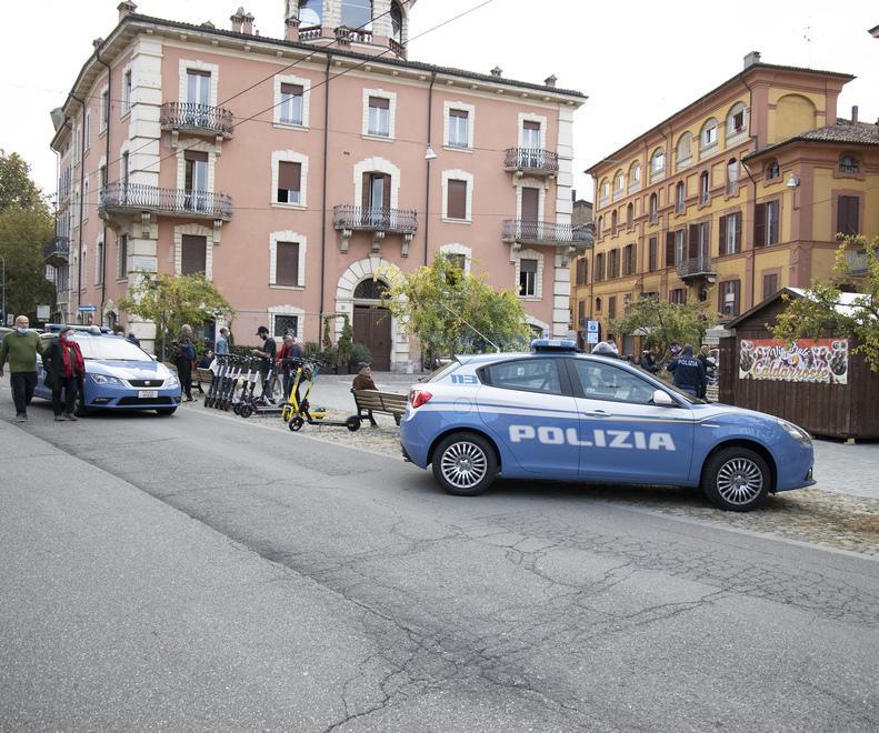 Modena. Lo colpisce alla testa con una mazza Choc in S. Francesco 