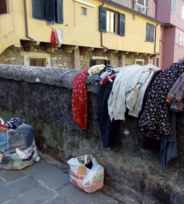 Abiti abbandonati e sporcizia «Uno spregio per la città» 