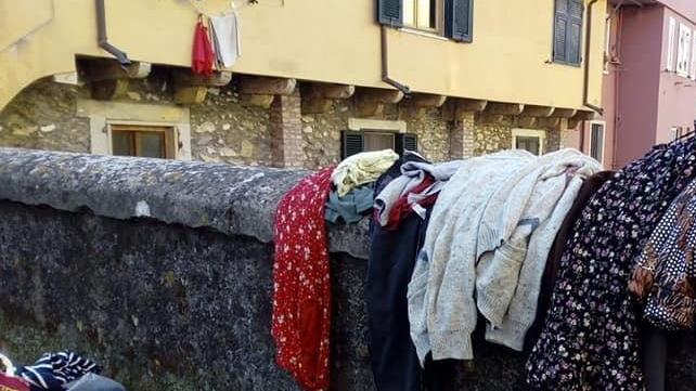 Abiti abbandonati e sporcizia «Uno spregio per la città»