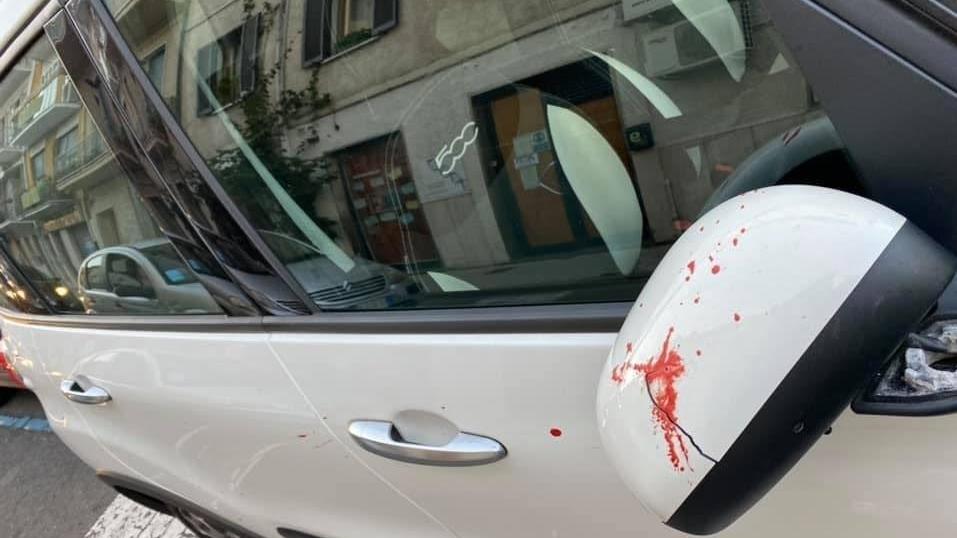 Minacciato col coltello mentre è in auto sotto la Torre Matilde