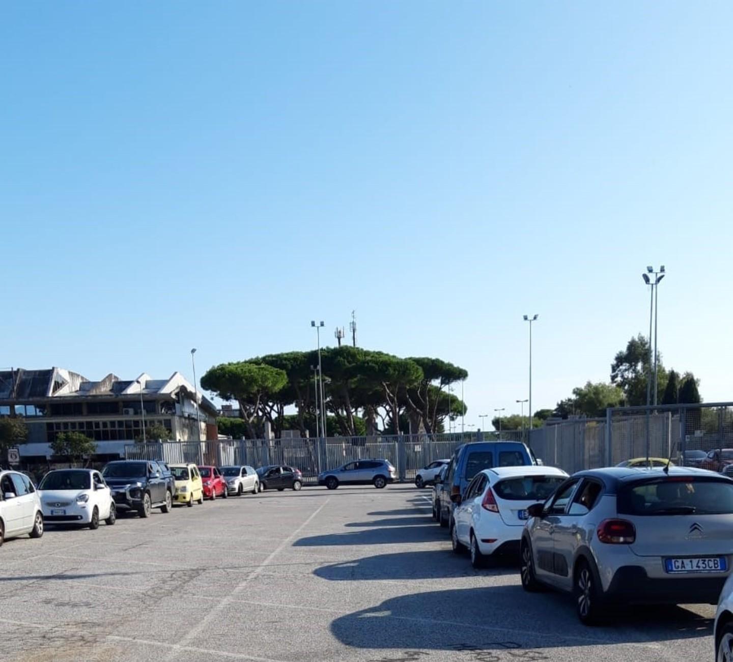 Coda di auto per fare i tamponi