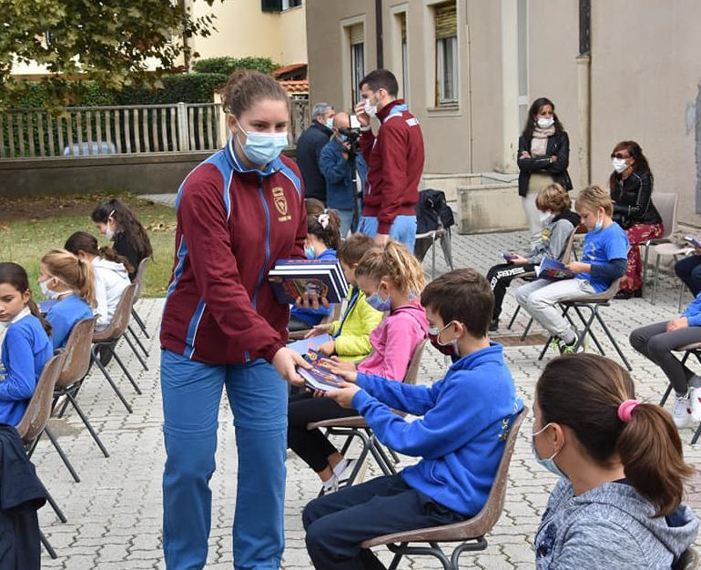 La questura regala i diari scolastici agli alunni delle elementari Brin