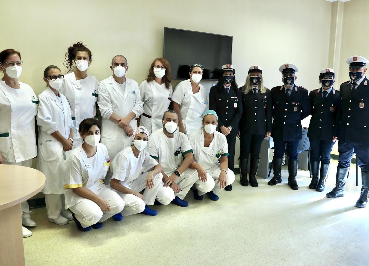 La polizia municipale dona una televisione per i pazienti ricoverati a Malattie infettive