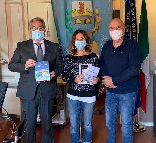 Scrittore regala alcuni dei suoi libri alla biblioteca