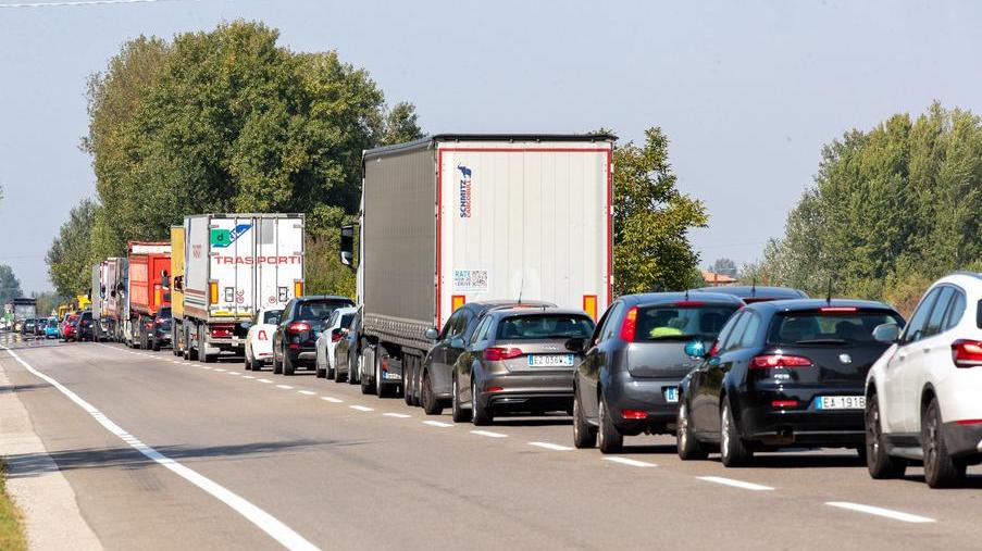 Caos sulla statale 16 I lavori per l’asfaltatura provocano lunghe code