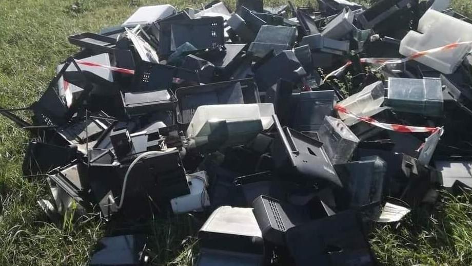 Discarica sull’argine del Po